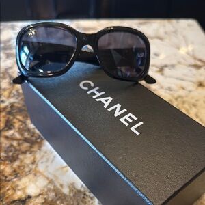 CHANEL Elegant Black Sunglasses
